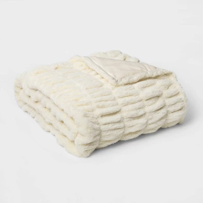 60" X 86" Faux Fur Oversized Bed Throw - Threshold Signature™ 3 60" X 86" Faux Fur Oversized Bed Throw - Threshold Signature™ - Image 3
